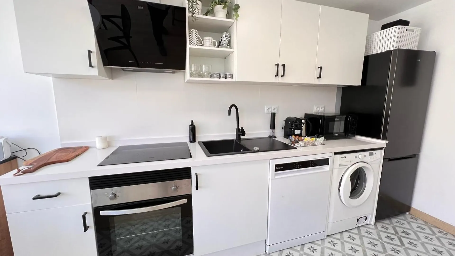 Apartamento La Bella Escondida Piscina Campo De Golf Solarium Y Parking En Centro Historico Málaga